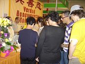 在健康博覽會上，前來參觀法輪功展位的人們絡繹不絕