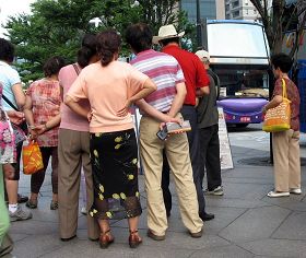 一零一大樓景點前的真相展板圍著層層的中國遊客爭相了解事實、聽學員講真相