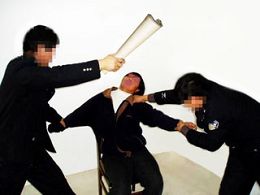 酷刑演示：把書捲成棒子，亂打頭部