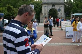 '路人閱讀法輪大法簡介'