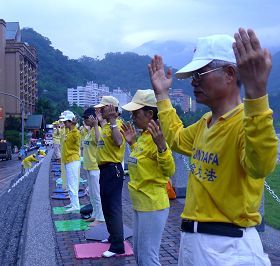 台東法輪功學員在著名景點知本河堤上集體煉功