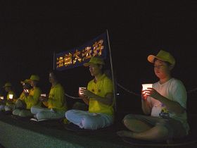 台東法輪功學員在知本河堤燭光靜坐，悼念被中共迫害致死的法輪功修煉者。