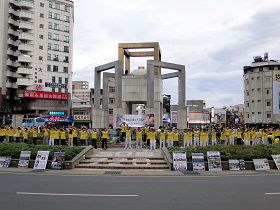 法輪大法學員齊聚斗六圓環集體煉功