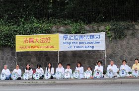 二零一一年七月十九日，溫哥華法輪功學員在中領館前燭光悼念被中共迫害致死的大陸同修