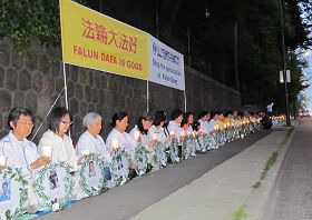 溫哥華法輪功學員在中領館前燭光悼念被中共迫害致死的大陸同修