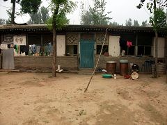 王剛家破落、簡陋、漏雨的房子