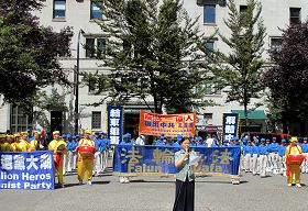 溫哥華退黨服務中心方女士在集會上發言