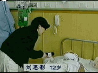 做了氣管切開手術的劉思影，在傷後四天就帶著插管聲音清晰的接受採訪，還有興致唱歌