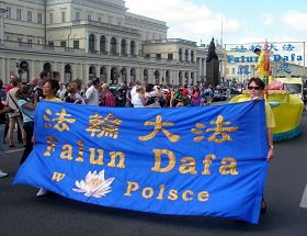 華沙多元文化節，法輪功學員參加花車大遊行