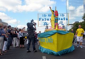 華沙多元文化節，法輪功學員參加花車大遊行