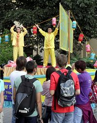一批批波蘭民眾前來觀看法輪功功法展示