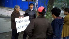 婆媳打牌，眾人圍觀