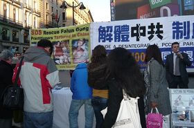 馬德裏法輪功學員反迫害、聲援三退徵簽活動