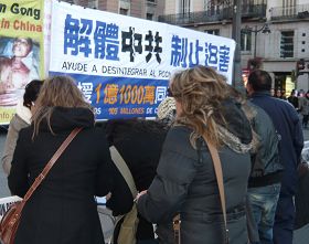 馬德裏法輪功學員反迫害、聲援三退徵簽活動
