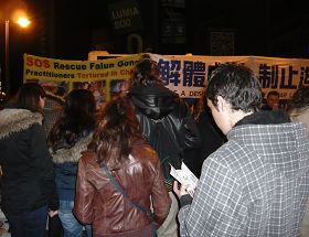 夜幕降臨，聲援法輪功的人們仍絡繹不絕
