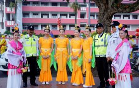 交通警察在遊行活動結束後與仙女們拍照留念。