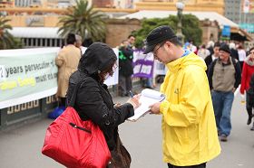 澳洲墨爾本民眾簽名，支持法輪功反迫害