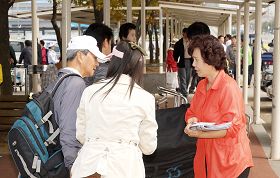 法輪功學員們耐心地向可貴的中國人講述真相。