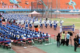 身著古裝，雄壯威武的天國樂團演奏「法輪大法好」，引領選手們與會旗進場。