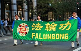 二零一二年紐約老兵節遊行中法輪功學員的隊伍