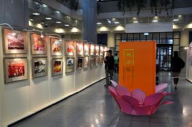 台灣雲林科技大學圖書館內，學生們觀看法輪大法二十年洪傳紀實攝影展