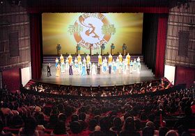 美國神韻紐約藝術團自二零一二年三月二十日起至二十五日在台北國父紀念館連續九場演出，圖為二十五日晚間謝幕。