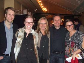 '經營建築公司的約翰遜先生一家人都非常喜愛神韻晚會'