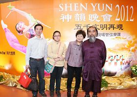 '台灣小故宮森磊觀博物館館長陳學明博士（右一）與家人'