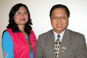 桃園縣議員李麗珠（左）與桃園縣政府縣政顧問彭武坤