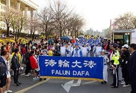 天國樂團隊伍從韓國國會大廈東門出發