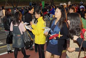 法輪功學員們給遊客發放真相傳單