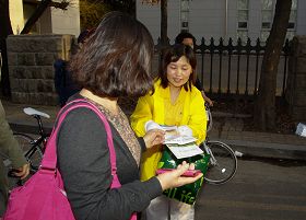 法輪功學員們給遊客發放真相傳單