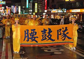 腰鼓隊的鼓聲讓民眾精神為之一振