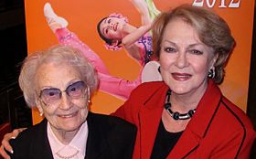 '世界著名女高音Karan Armstrong（右）與母親'