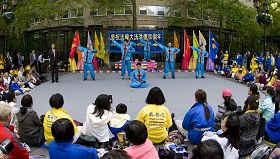 '法輪功學員以豐富的文藝表演慶祝大法洪傳二十週年'