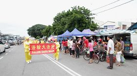 '法輪功隊伍沿途吸引了許多民眾的關注，大家紛紛跑出來觀賞遊行。'