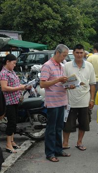 '遊行隊伍走過後，市民繼續在路旁閱讀真相資料。'