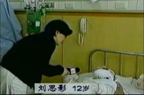 中共利用十二歲的小女孩劉思影的生命來煽動仇恨，然而在央視「自焚」節目的鏡頭中：「自焚」中嚴重燒傷的小女孩劉思影，氣管切開後很快就能說話、唱歌，完全違背醫學常理。