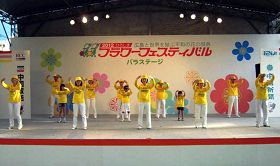 '法輪功學員在舞台上演示功法'