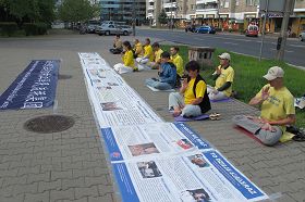 華沙中使館門前法輪功學員靜坐抗議中共迫害法輪功