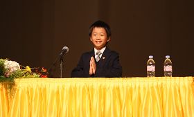 十歲日本小弟子在法會上交流自己的修煉故事