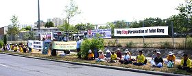 法輪功學員加拿大中使館前抗議中共十三年迫害