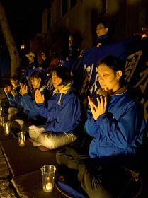 法輪功學員在中領館前抗議中共的迫害