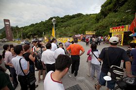 學員為數十車中國大陸來西子灣的遊客展演法輪功祥和優美的五套功法