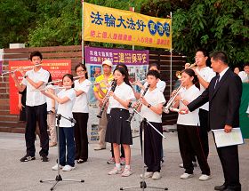 腰鼓隊和小弟子分別表演「法輪大法好」等樂曲，吸引很多大陸民眾駐足聆聽觀看