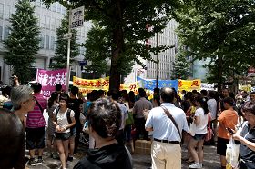 法輪功學員在日本東京遊行,吸引大批路人觀看