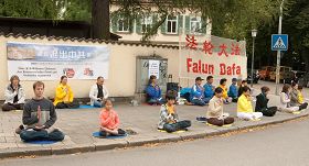 法輪功學員在慕尼黑中領館前和平抗議中共十三年迫害