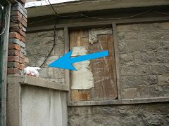 圖示：王鋒吉通過周圍空房子偷窺陳愛國在屋子裏的情況，因為夏季到了，陳實感不便，只好自己把這個窗戶堵上了。