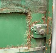 上圖示：被惡人噴射的屎尿、腐蝕性的液體毀壞的防盜鐵門（換下來的）