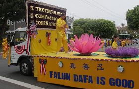 法輪功五套功法演示大受歡迎
